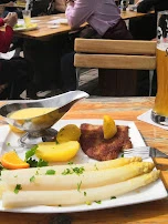Frischer Spargel Mit Sauce Hollandaise Salzkartoffeln Und Schnitzel